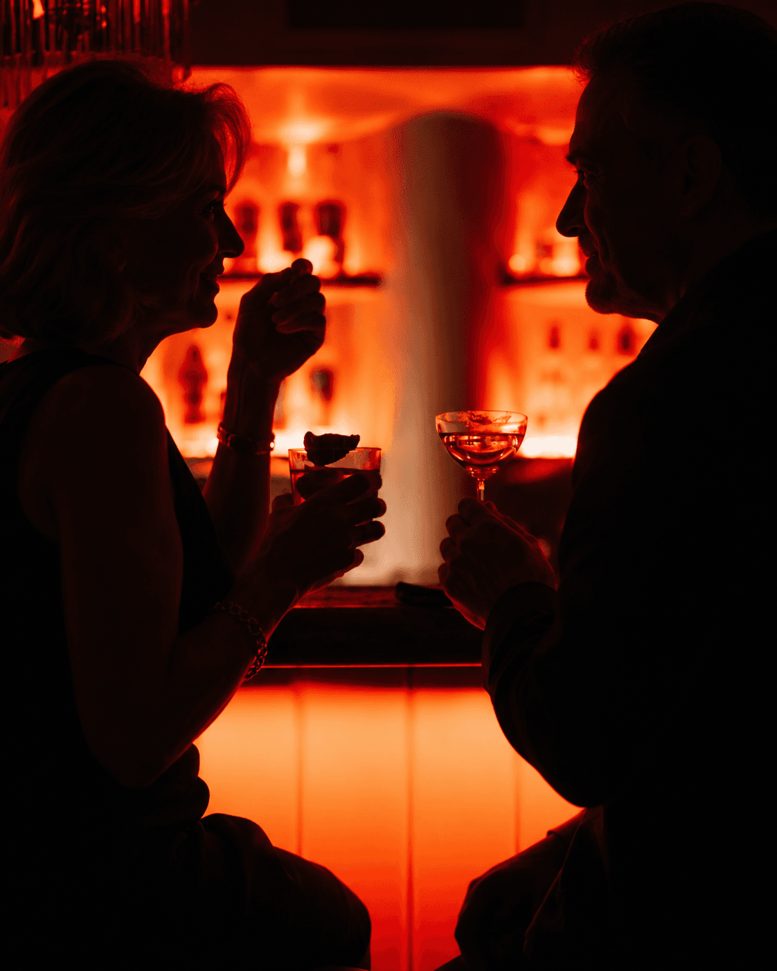 Deux femmes prenant un verre lors d’une soirée célibataire à Paris